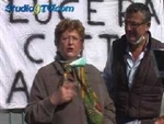 Liliana Toriello durante un evento organizzato davanti ai cancelli dell'Alghisa