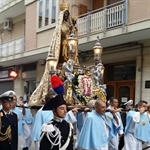 La statua della Vergine Maria in processione