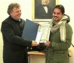Luigi Vetere riceve il premio dalle mani del sindaco di Lucera, Antonio Tutolo