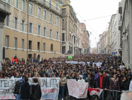 Proteste in piazza, nota e poesia di Pasquale Zolla