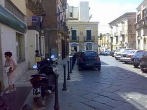 Un bando dedicato ai piccoli commercianti dei centri storici in Puglia