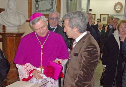 Michele Conte illustra il contenuto della mostra sulle Bibbie a Mons. Cornacchia