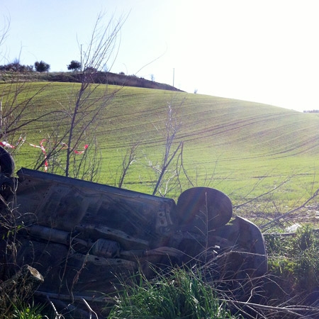 Auto ribaltata e abbandonata nei pressi di Lucera