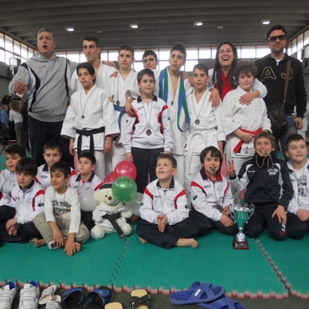 Giovani atleti della Juvenilia Scioscia di Lucera sul tatami in Abruzzo