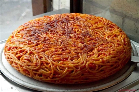 Esmeralda presenta la sua frittata di spaghetti alla napoletana