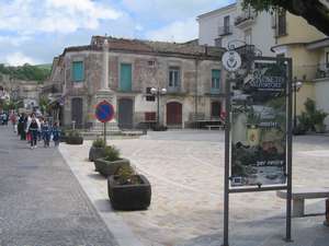 Roseto, il lancio di pane e formaggio