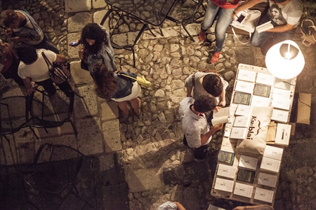 A Palazzo D'Auria di Lucera partita la terza edizione del Cacc'e Mmitte Festival. Grande interesse per Dente e le sue 'Favole per bambini molto stanchi'