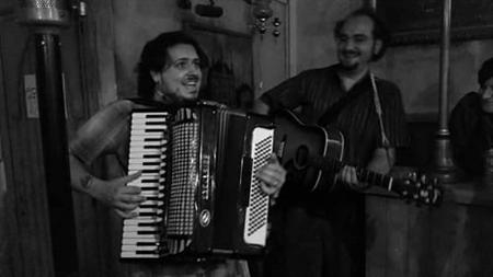 La band lucerina, la 'Unza Unza Band' fa ballare lo Skantinato. Tra musiche tradizionali dei Monti Dauni, ritmi gitani e danze etniche